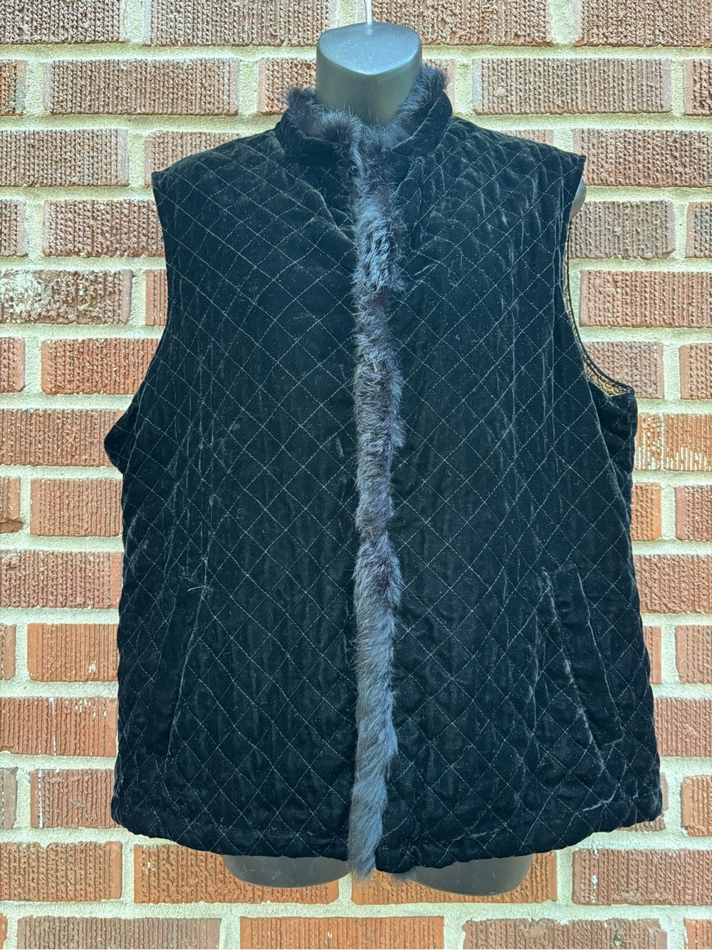 Chicos Vest Womens M Black Quilted Fur Trim Quiet Luxury Old Money Classic Silk